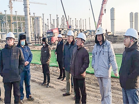 董事長(zhǎng)王晉源等一行人視察寧夏工廠建設(shè)進(jìn)度